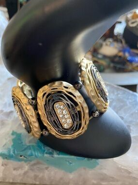 ✨ Vintage‑Inspired Statement Bracelet – Gold & Crystal Links